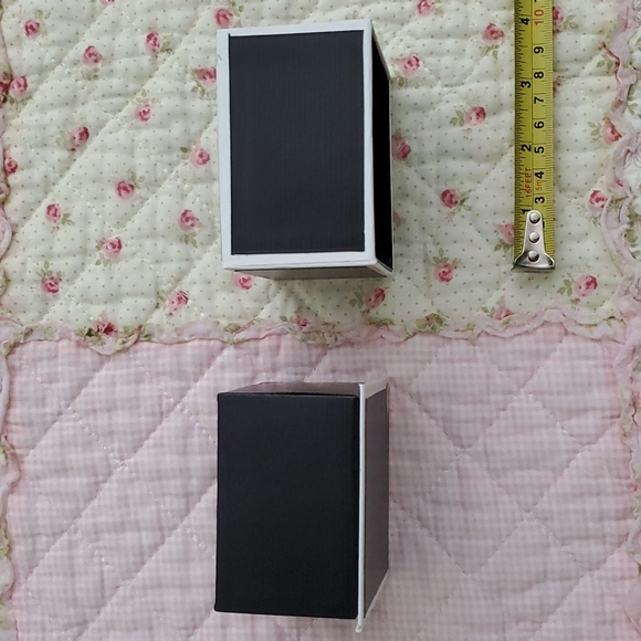 Bloomingdale's gift box for jewelry earrings - Picture 3 of 7